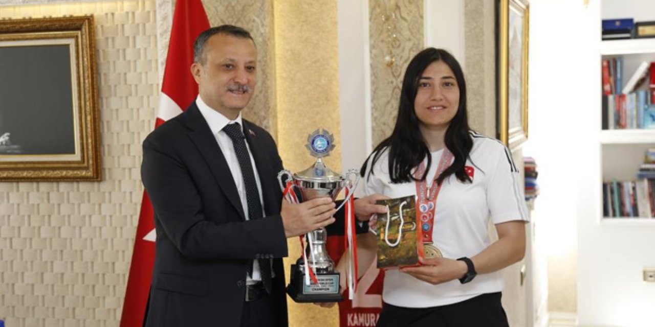 Gümüşhane Valisi Taşbilek, Dünya Şampiyonu Feyzanur Azizoğlu'nu makamında ağırladı