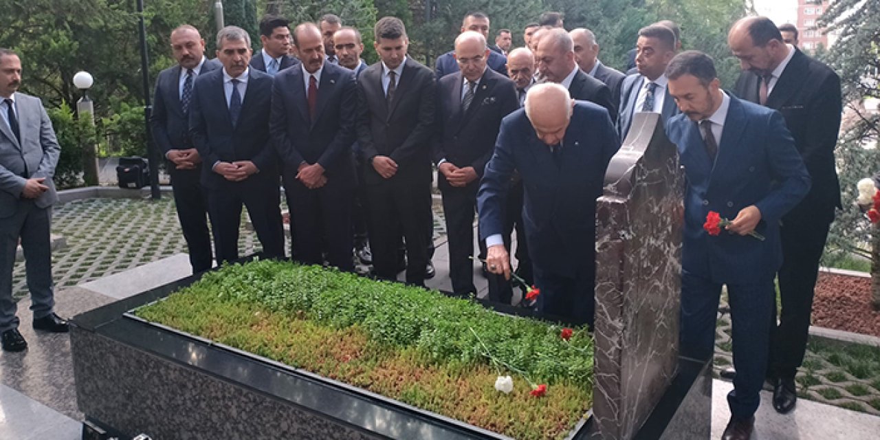MHP lideri Bahçeli'den Türkeş'in mezarına ziyaret