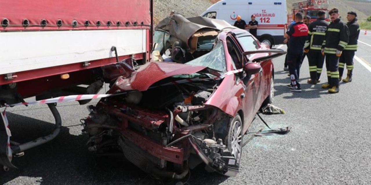 Erzincan'da otomobil tırın altına girdi! 2 ölü 3 yaralı