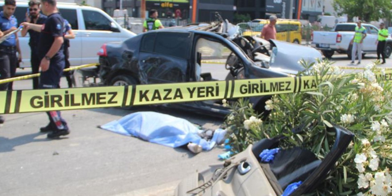 Antalya'da kontrolden çıkan otomobil karşı şeride geçti! 2 ölü, 3 yaralı