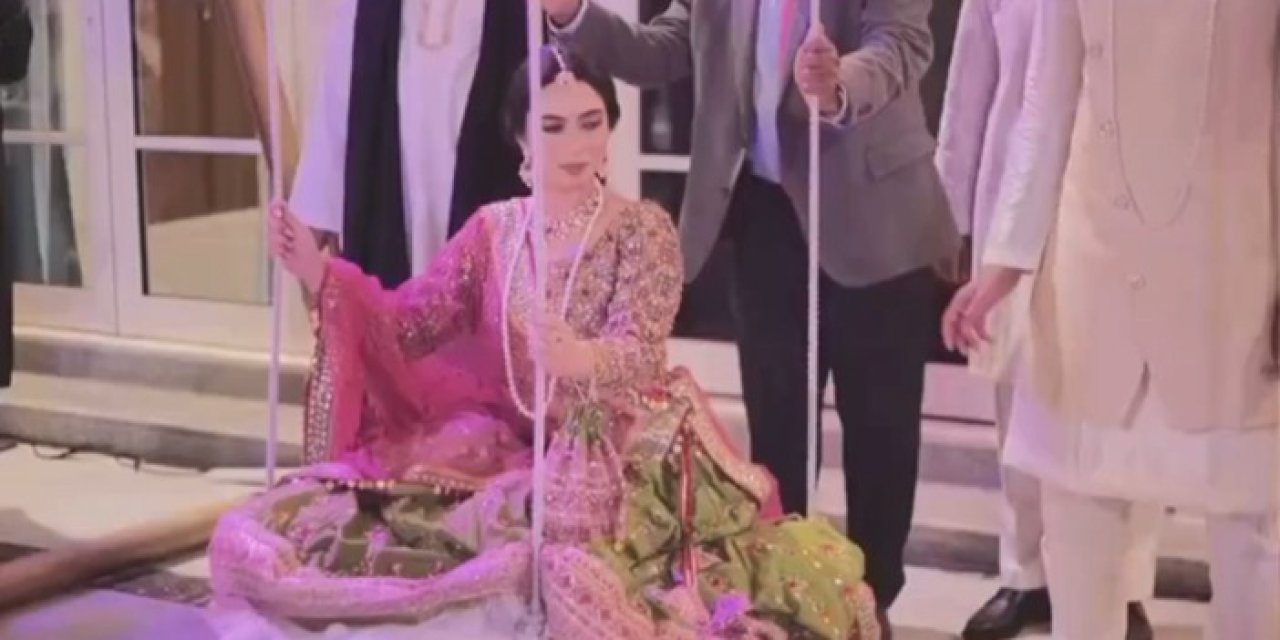 Dubai'de gerçekleşen bir düğünde Pakistanlı gelinin külçe altınlarla tartıldığı video viral oldu