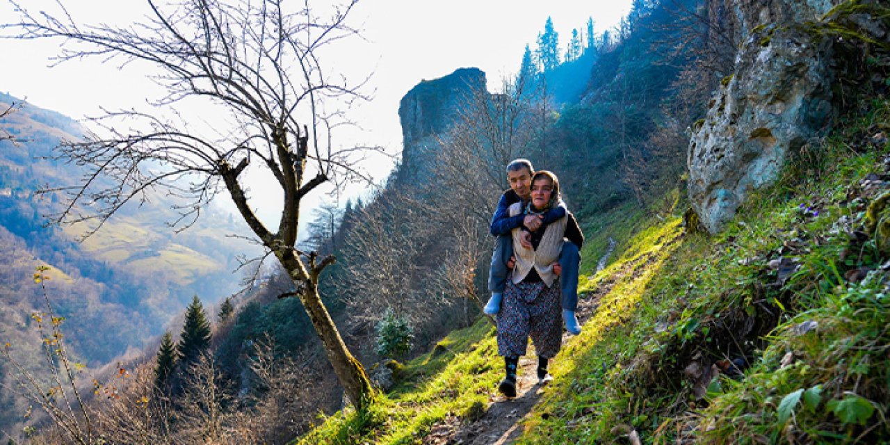 Trabzon'da felçli eşini sırtında taşıyan kadının sesi duyuldu