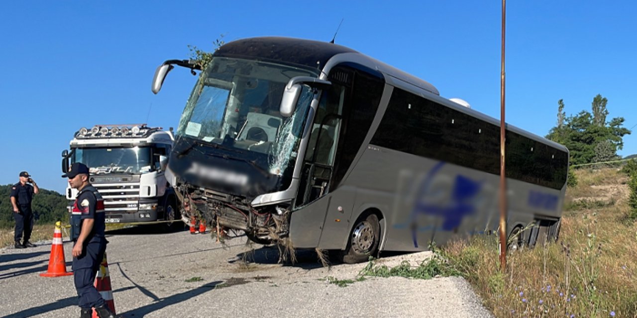 Bolu'da kontrolden çıkan yolcu otobüsü kaza yaparak durabildi! 14 yaralı
