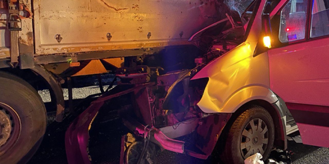 Düzce'de yolcu minibüsü tıra çarptı! 1 ölü, 20 yaralı