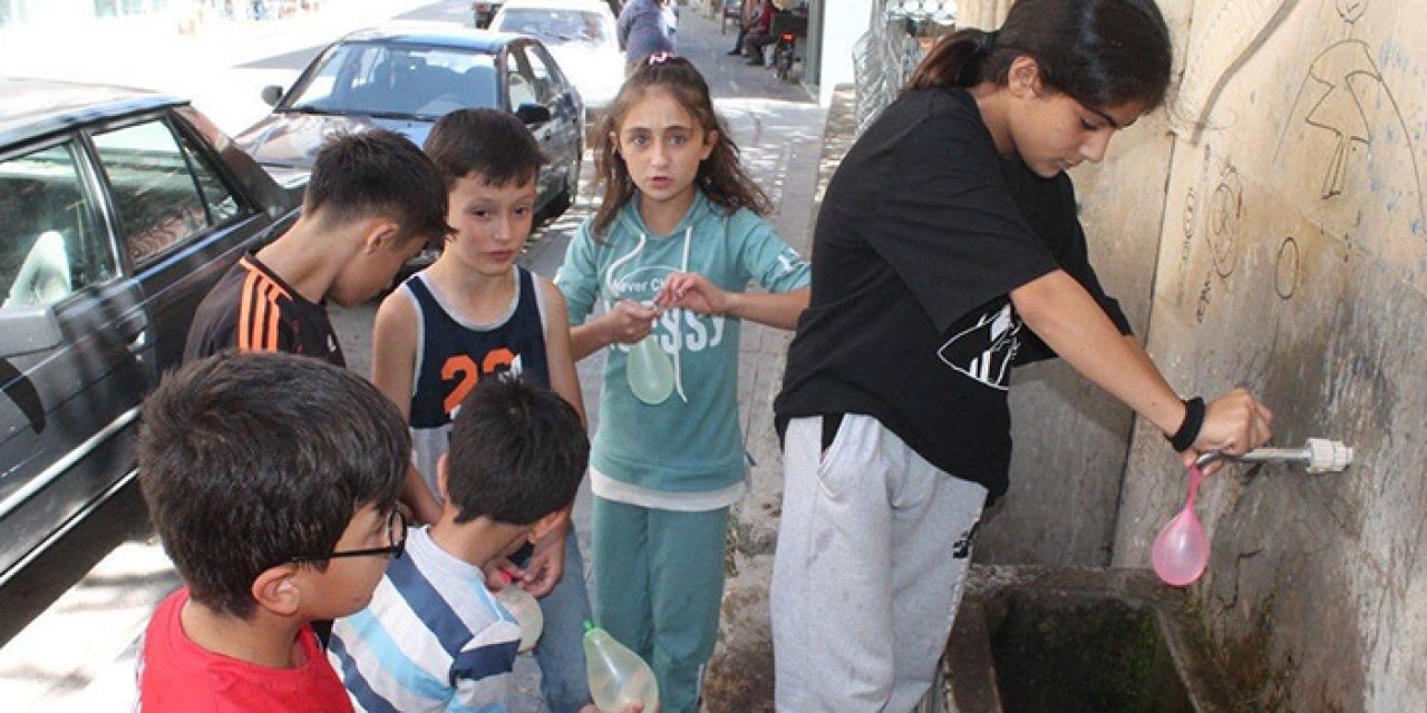 Bayburt'ta çocuklar su savaşı yaparak serinlediler