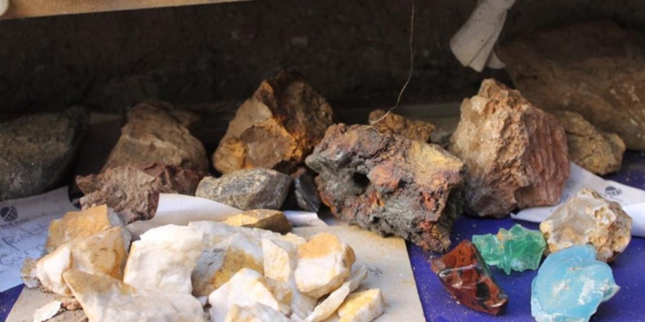 Bayburt'ta maden ve değerli taşlar terzi dükkanın raflarında sergileniyor