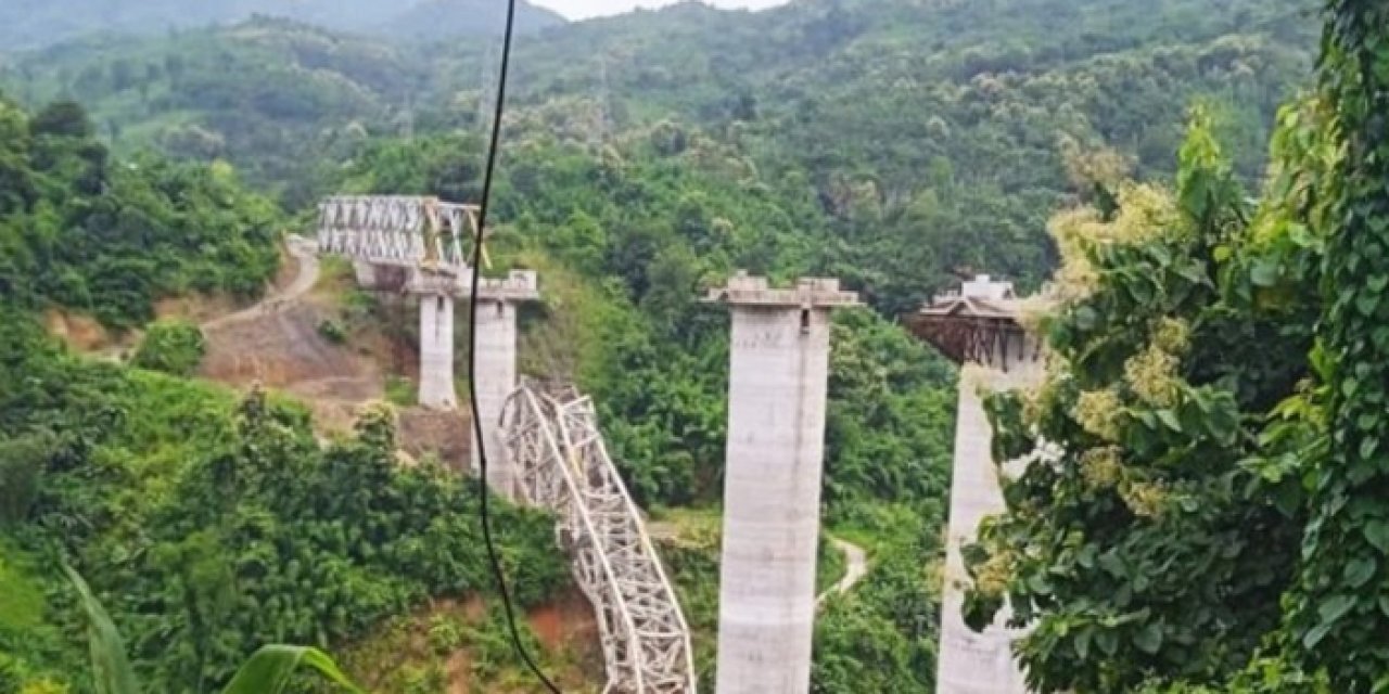 İnşaat halindeki demir yolu köprüsü çöktü! 26 kişi hayatını kaybetti