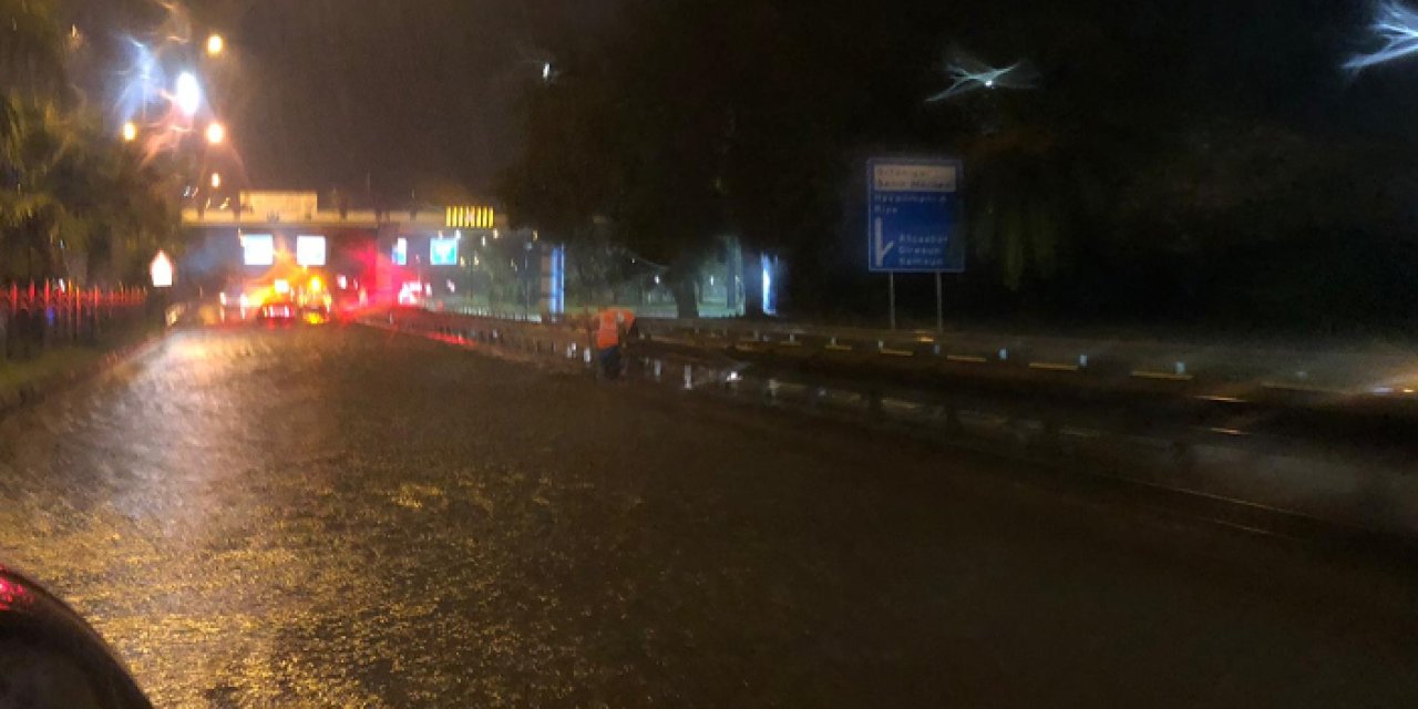 Trabzon'da yağış etkili oldu! Ana yol göle döndü