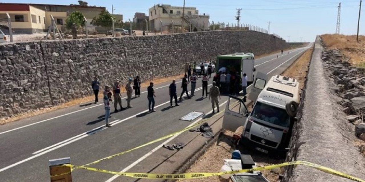 Şanlıurfa'da tarım işçilerini taşıyan minibüs duvara çarptı! Ölü ve yaralılar var