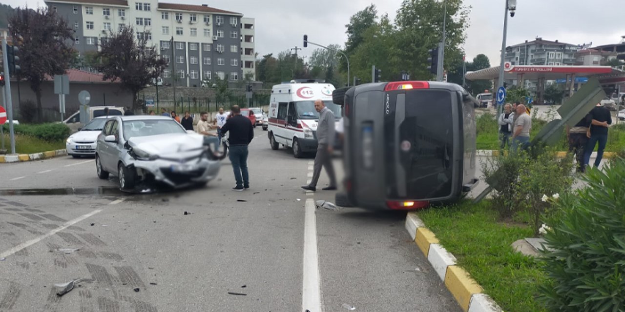 Samsun'da otomobil ile hafif ticari araç birbirine girdi! 4 yaralı