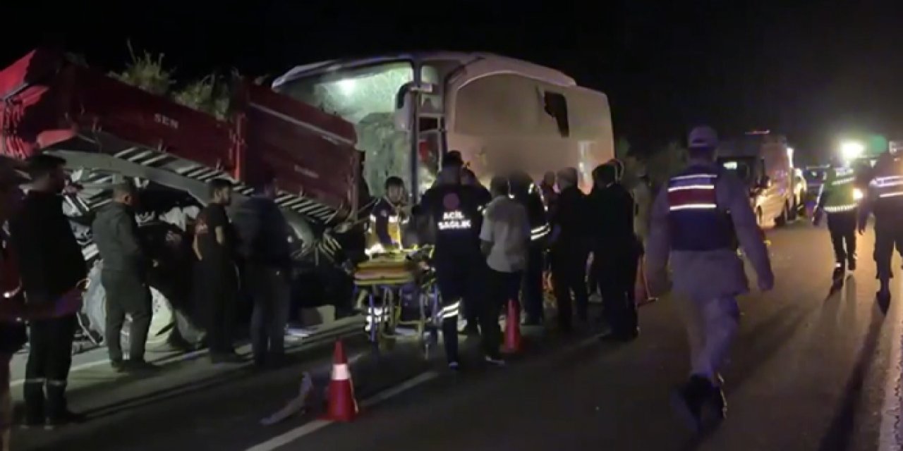 Erzurum'da yolcu otobüsü traktöre çarptı! 2 ölü, 18 yaralı