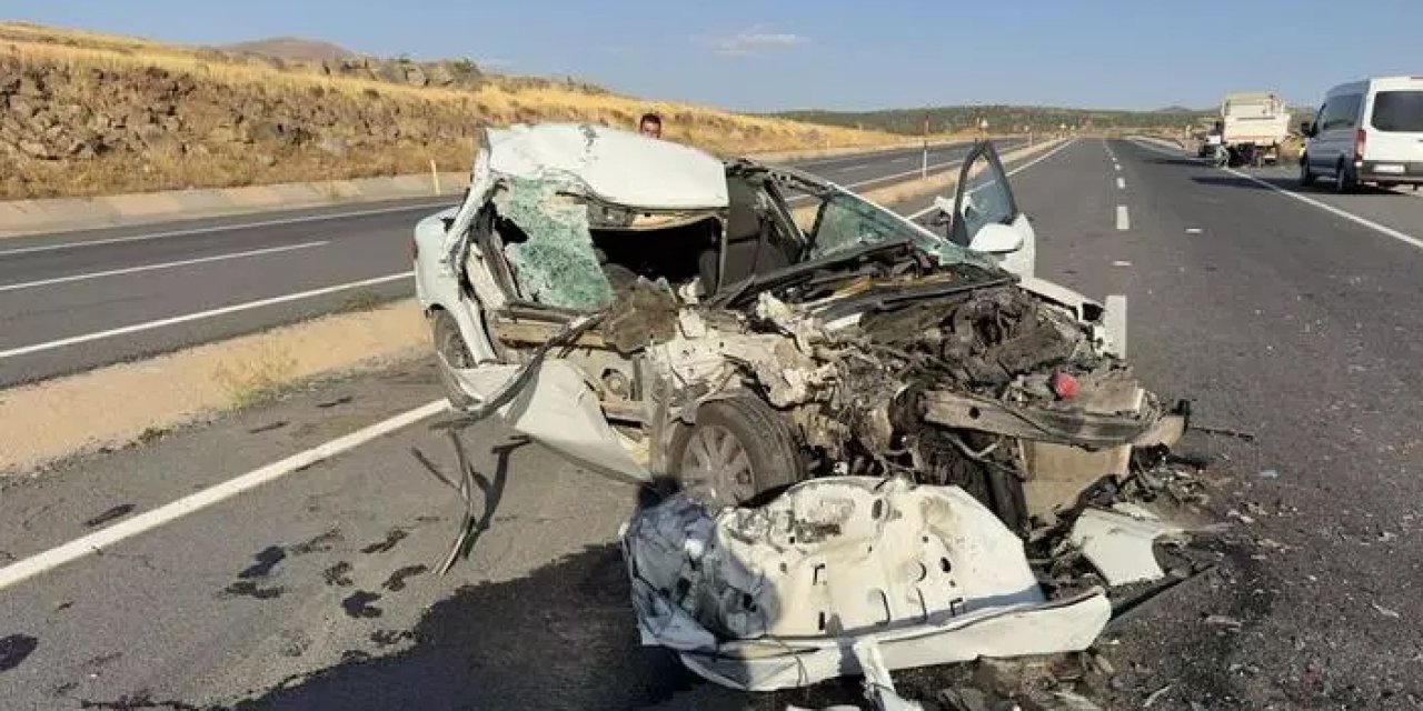 Elazığ’da otomobil kamyonete arkadan çarptı! 2 ölü