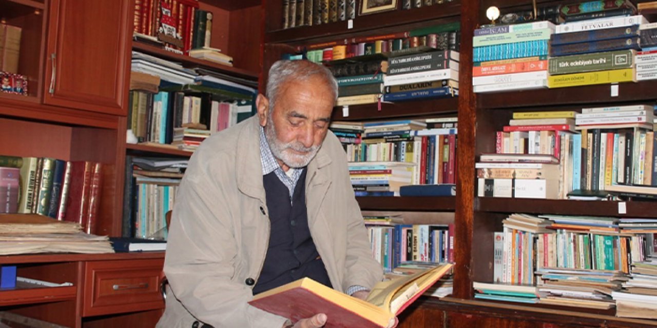 Bayburt'ta emekli öğretmen okuduğu kitapların kaydını tutuyor