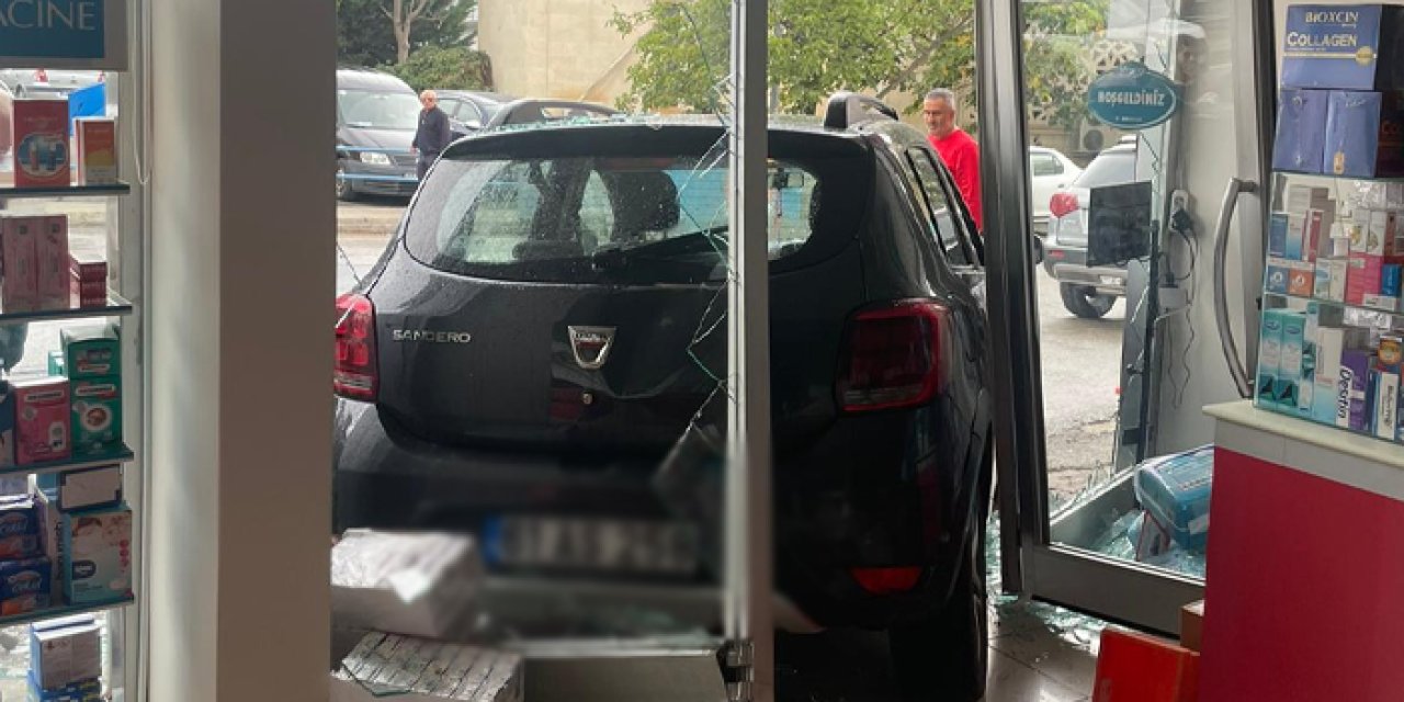Trabzon'da park kazası! Aracıyla eczaneye girdi