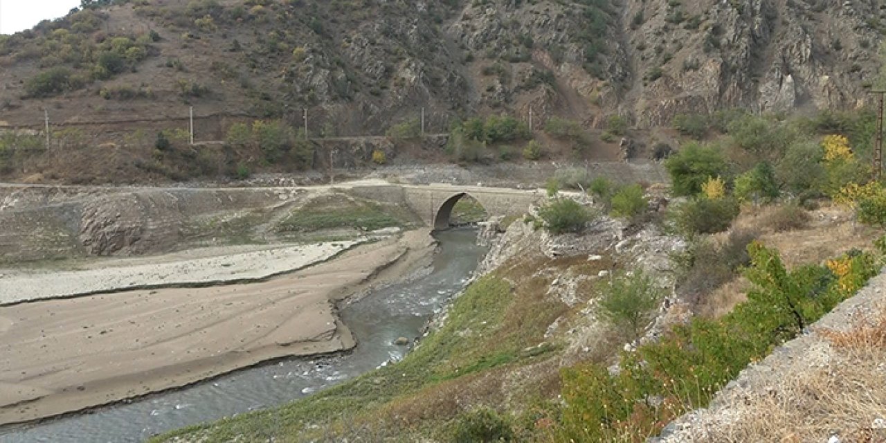 Torul Barajı'nda sular çekildi! Tarihi köprü gün yüzüne çıktı