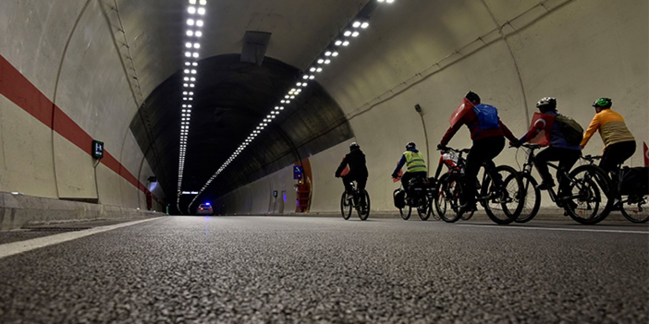 Cumhuriyetin 100. yılında Zigana Tüneli'ni bisikletle geçtiler
