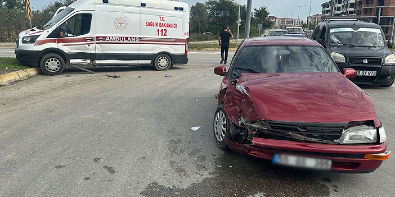 Samsun'da korkutan kaza! Ambulans ve otomobil çarpıştı, 4 yaralı