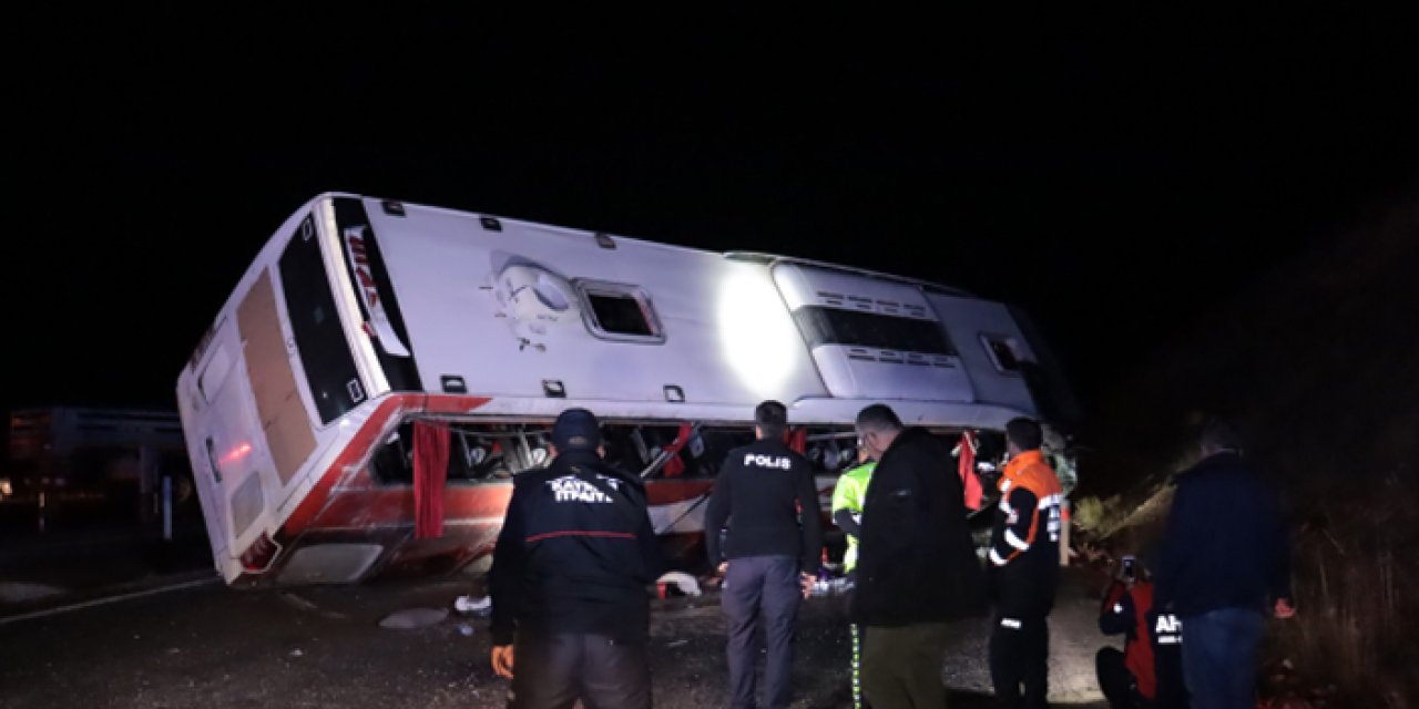 Kontrolden çıkan yolcu otobüsü devrilip metrelerce sürüklendi! 38 yaralı