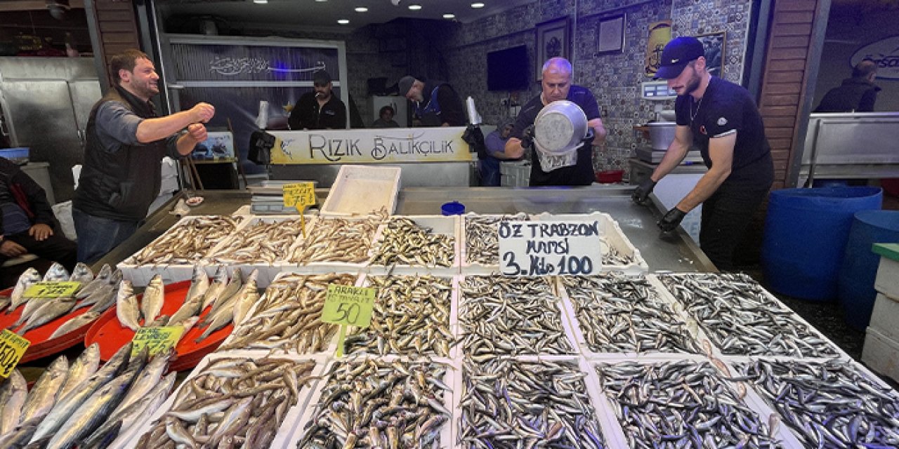 Trabzon'da balık çeşitleri tezgahları süsledi! Hamsinin fiyatı düştü