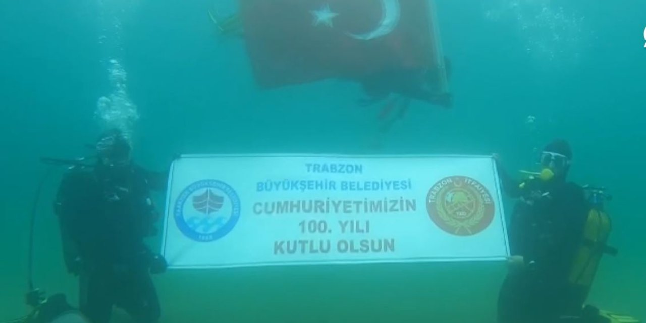 Trabzon’da Cumhuriyet’in 100.yılında denizde Türk bayrağı açıldı. 27 Ekim 2023