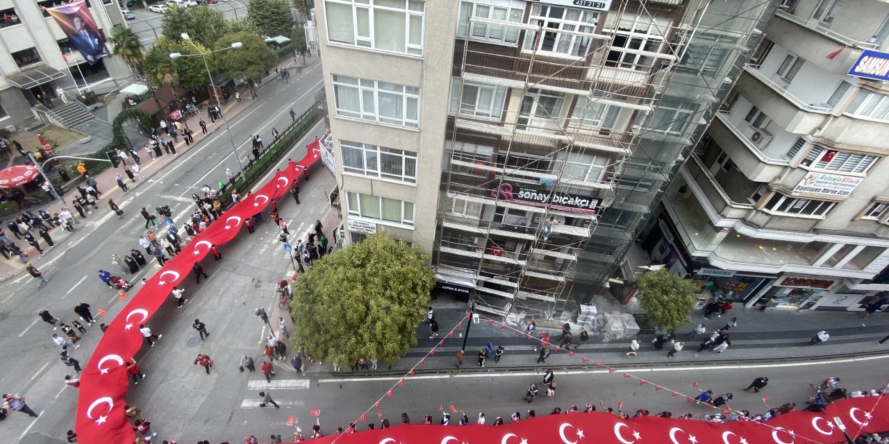 Samsun'da 1919 metre Türk Bayrağı ile Cumhuriyet yürüyüşü gerçekleşti