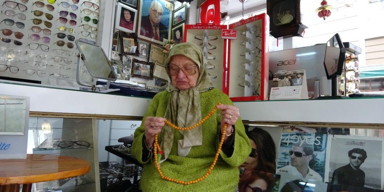 Oğlunu ve eşini kaybetti hayata küsmedi! İşte 87 yaşındaki gözlükçü kadının hikayesi