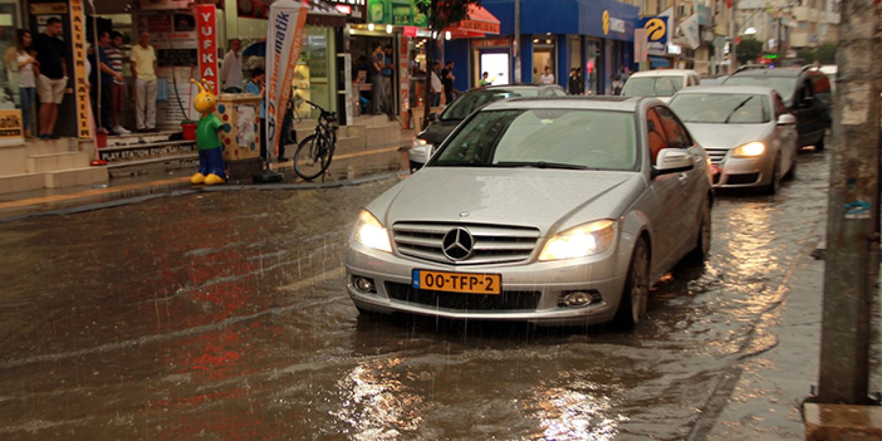 Yalova'da etkili yağışla sokaklar 5 dakikada göle döndü