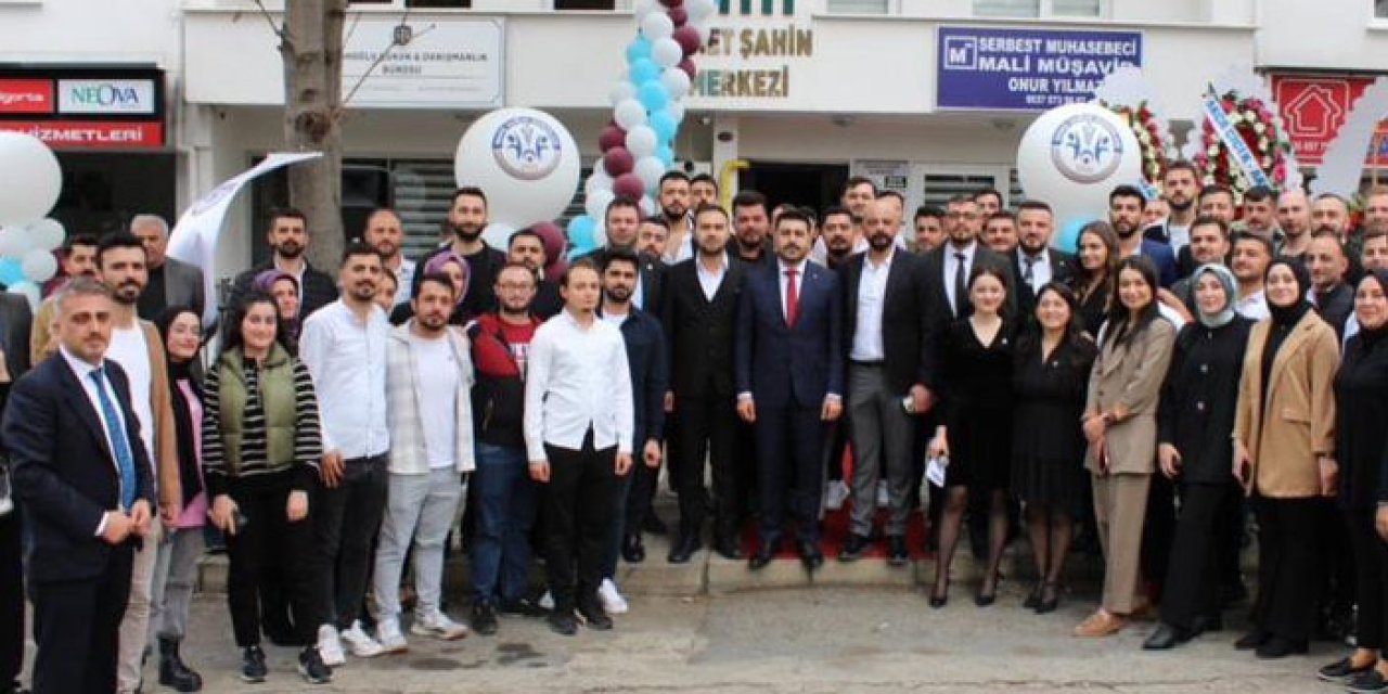 Genç Sağlık Sendikası Trabzon’da açıldı! Dikkat çeken bayrak töreni
