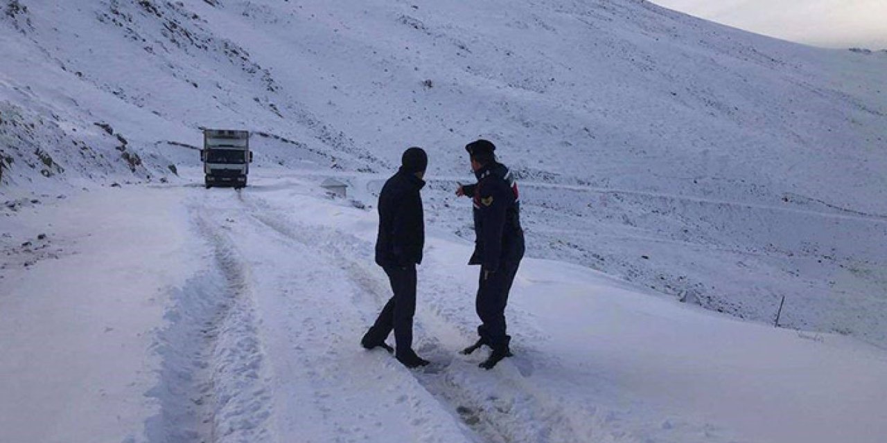 Bayburt'ta kar nedeniyle yolda mahsur kaldı! Yardımına AFAD yetişti