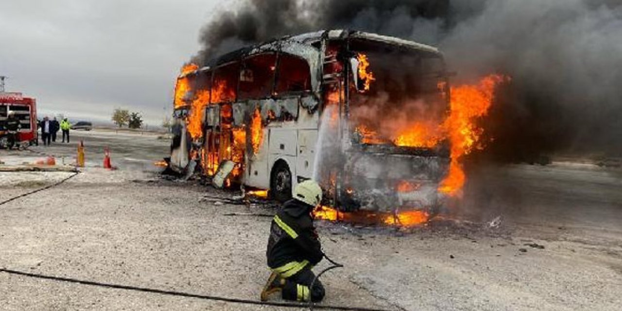 Seyir halindeki otobüs alev alev yandı! 40 yolculu seferde faciadan dönüldü
