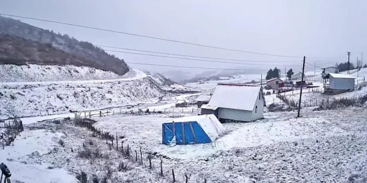 Ordu’da sağanak yerini kar yağışına bıraktı: Yaylalar beyaza büründü