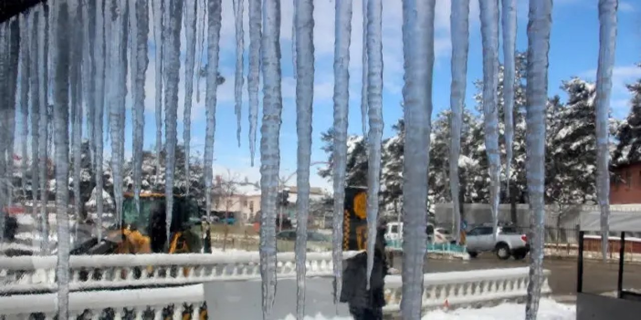 Bayburt'ta dondurucu soğuklar etkili oluyor: Buzlanma ve don meydana geldi