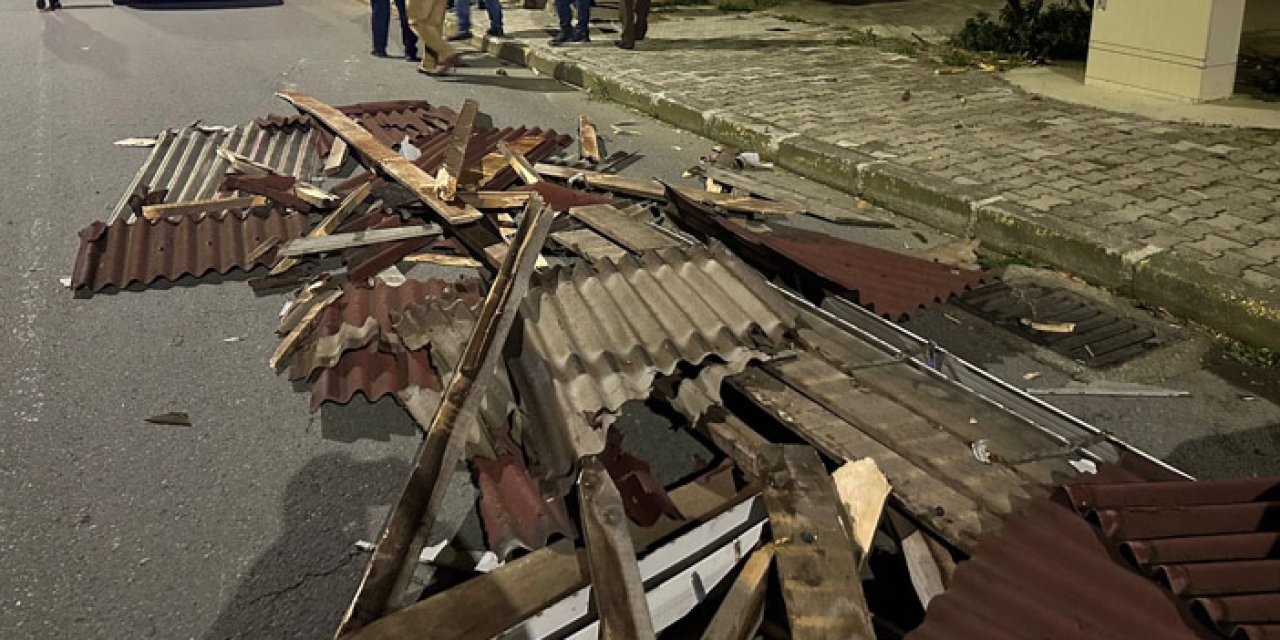 Rize'de şiddetli rüzgar etkili oldu! 8 Evin çatısı uçtu