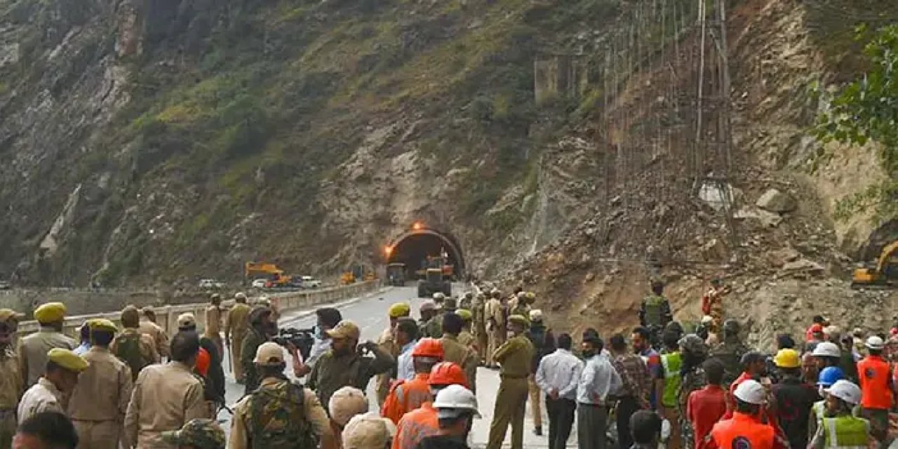 Hindistan'da tünel çöktü! 41 işçi mahsur kaldı