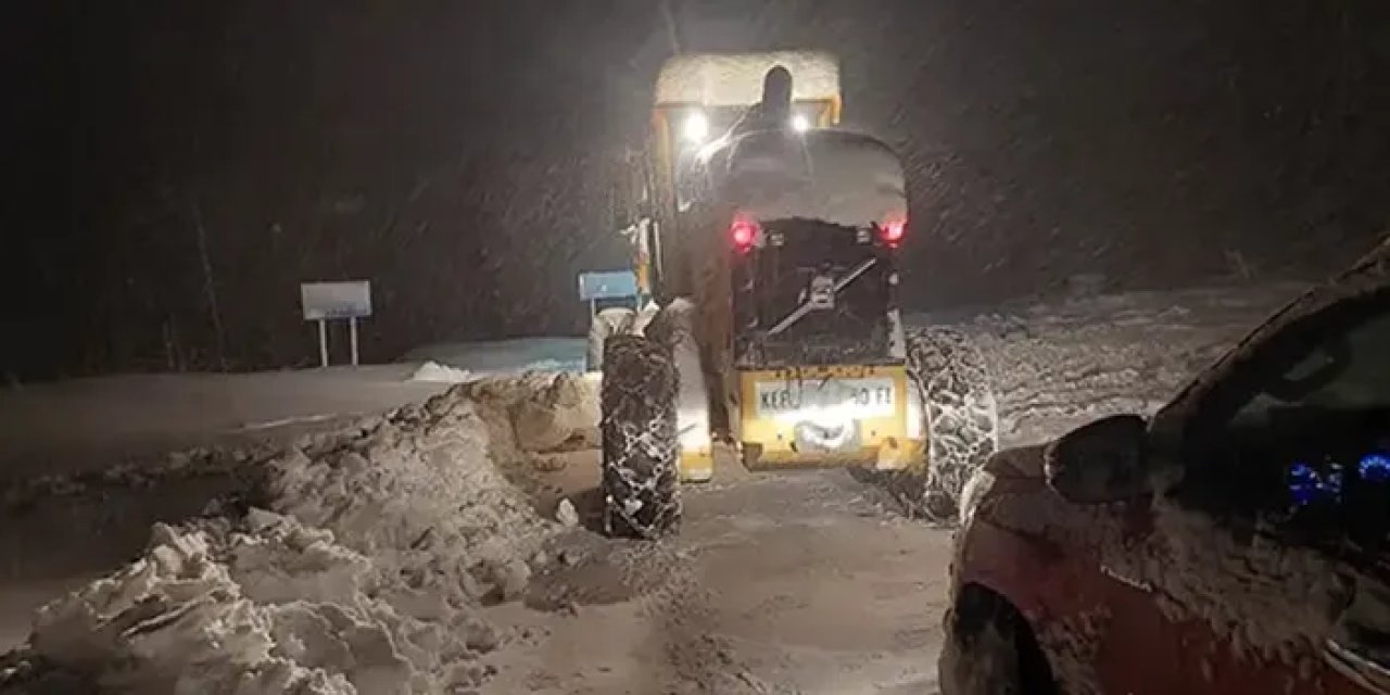 Artvin'de kar kalınlığı 1,5 metre! Cami yolu açıldı
