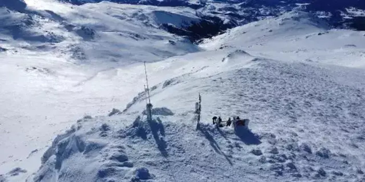 3 bin rakımlı karla kaplı zirveye tırmanıp afet rölesini tamir ettiler