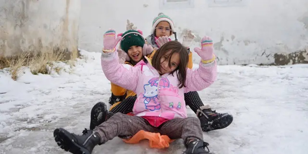 Bayburt'a yılın ilk karı düştü! Çocuklar doyasıya eğlendi