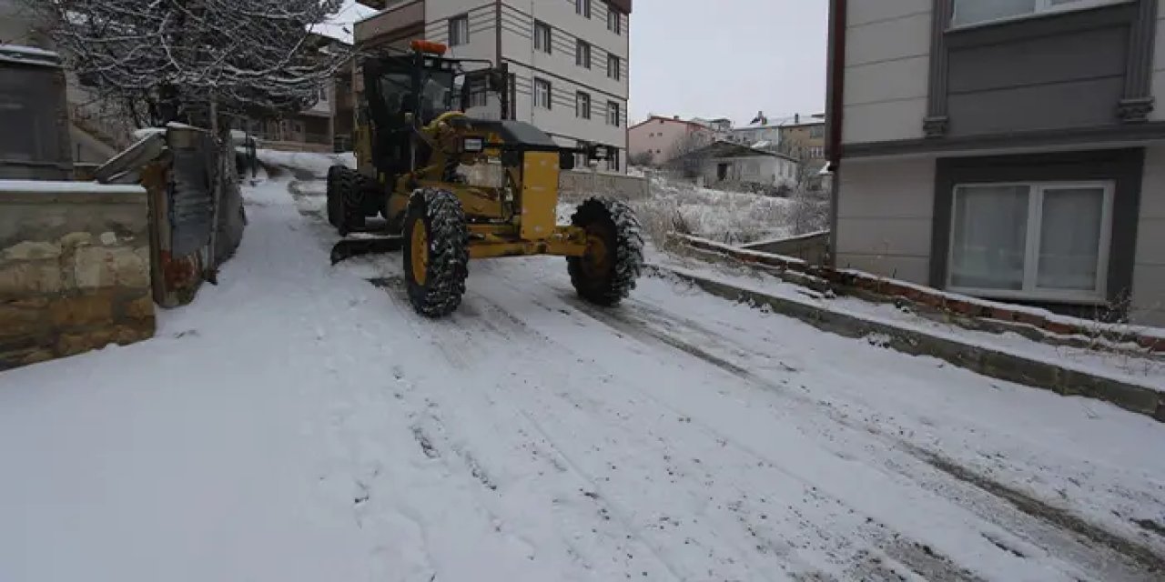 Bayburt'ta karla mücadele sürüyor! Tuzlama ve temizleme çalışmaları için ekipler sahada