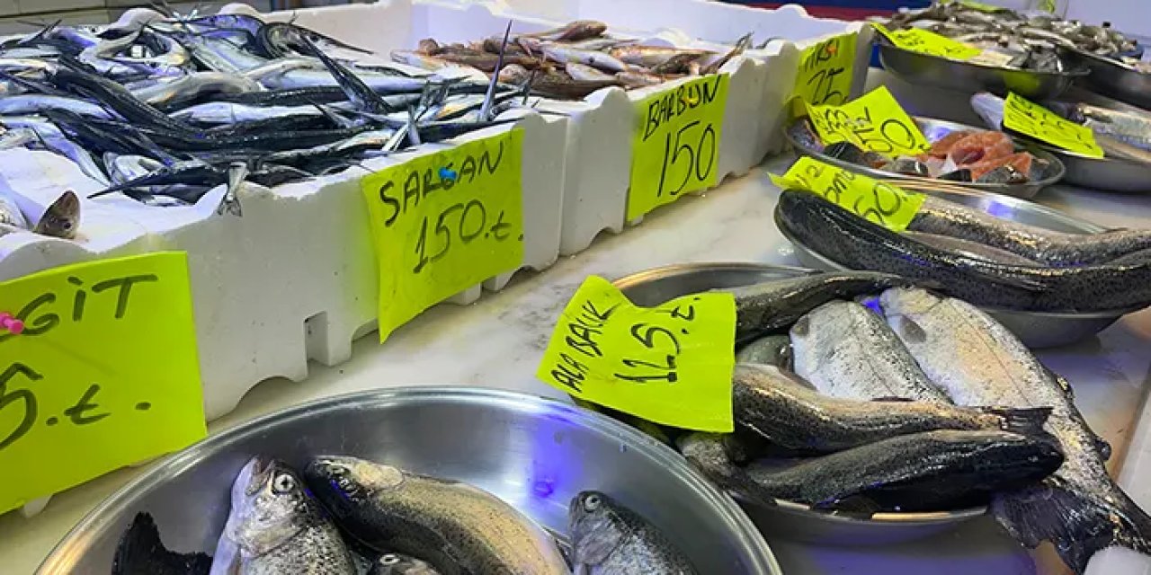 Rize'de deniz suyu soğudu tezgahlarda balık çeşitliliği arttı, hamsi azaldı