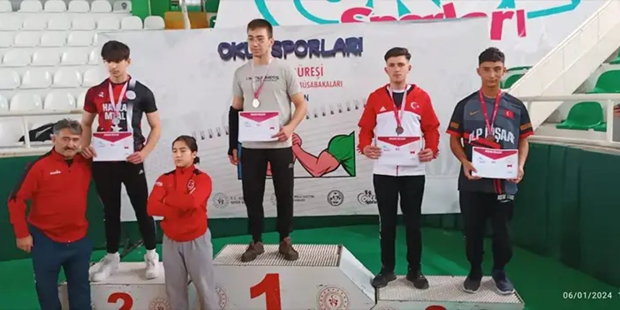 Bayburt'ta liseli gençler bilek güreşinde Türkiye finalinde