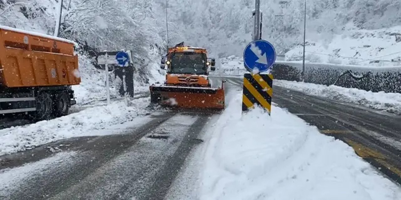 Artvin'de kar yağışı olumsuz etkiledi! Trafik aksadı