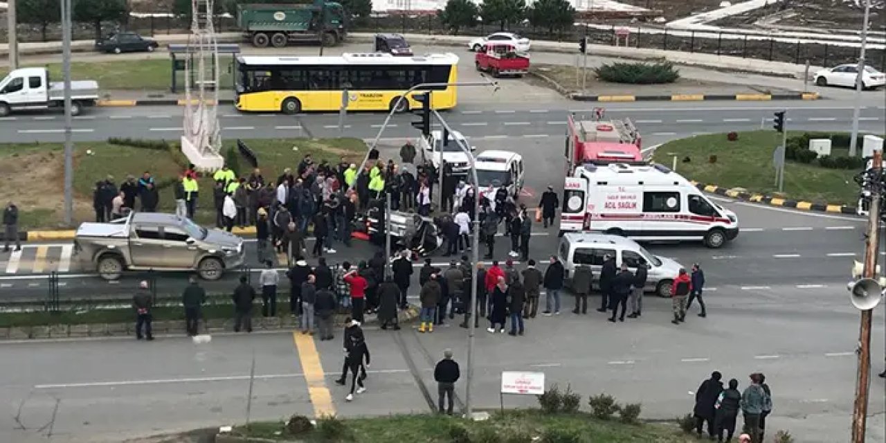 Trabzon'da feci kaza! Önce kamyonete sonra refüje çarptı, 5 yaralı