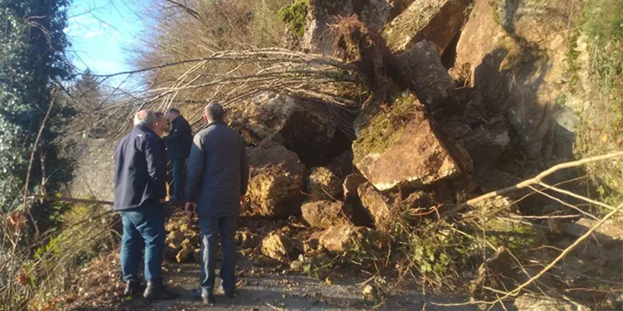 Trabzon'da toprak kayması! Kayalar yolu ulaşıma kapattı