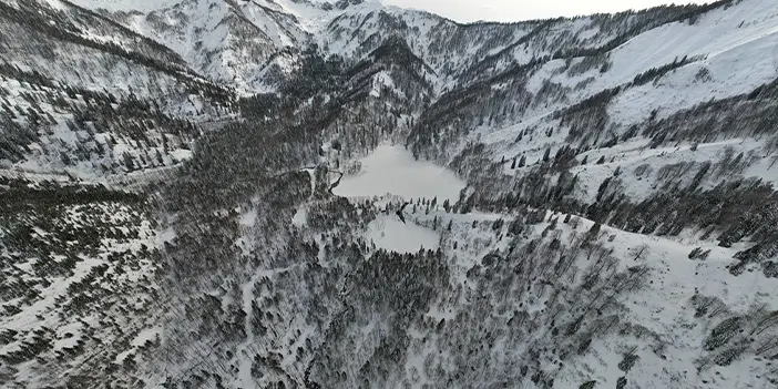 Artvin'deki Borçka Karagöl karla kaplandı!