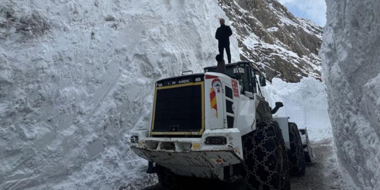 Hakkari'de kar kalınlığı 10 metreyi geçti! Çığ bölgesinde çalışmalar sürüyor