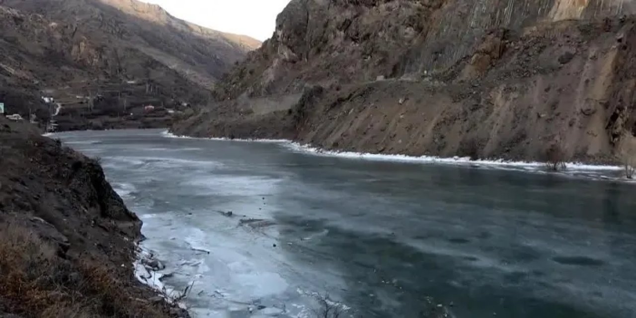 Bölgemizin gözde nehri buz tuttu!