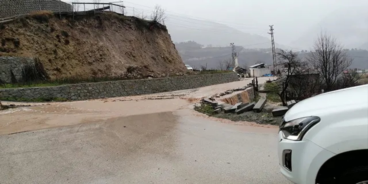 Artvin'de olumsuz hava koşulları etkili oldu! 120 köy yolu ulaşıma kapandı