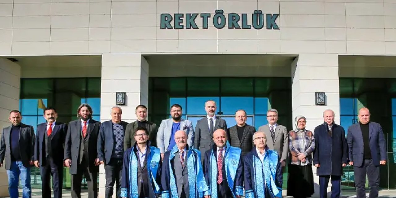 Bayburt Üniversitesi'nde akademisyenler cübbe giydi