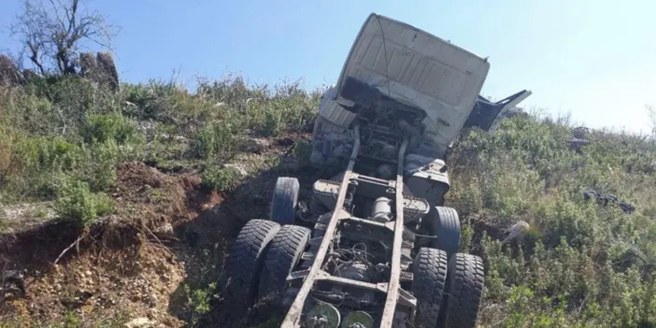 Antalya'da kamyon şarampole yuvarlandı! 2 yaralı var