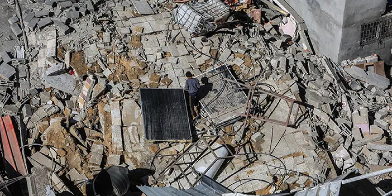 İsrail'in Gazze'deki UNRWA Yardım Merkezine Saldırısı: 5 Ölü